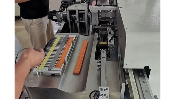 全自動點(diǎn)膠機(jī)廠家