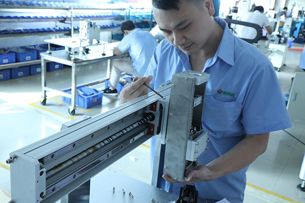 全自動點膠機在PCB板上的點膠應(yīng)用